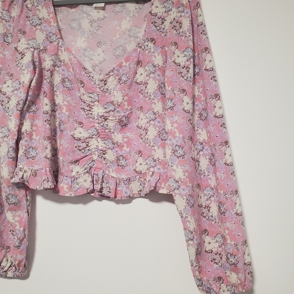 NWT Abound pink cinched front floral top in fade to flower haze - Picture 4 of 6